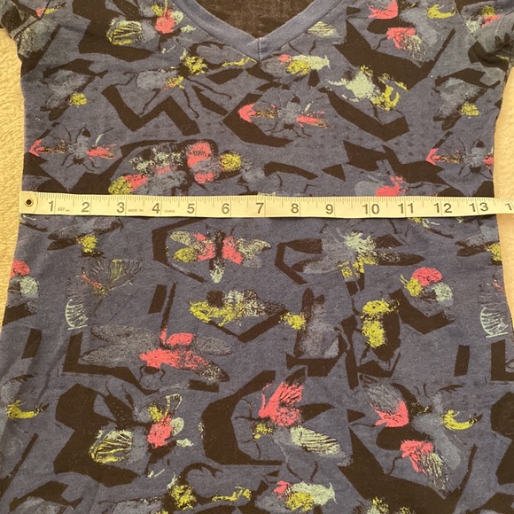 🥭 (4 for $15) Insect Abstract V-Neck - Picture 3 of 8